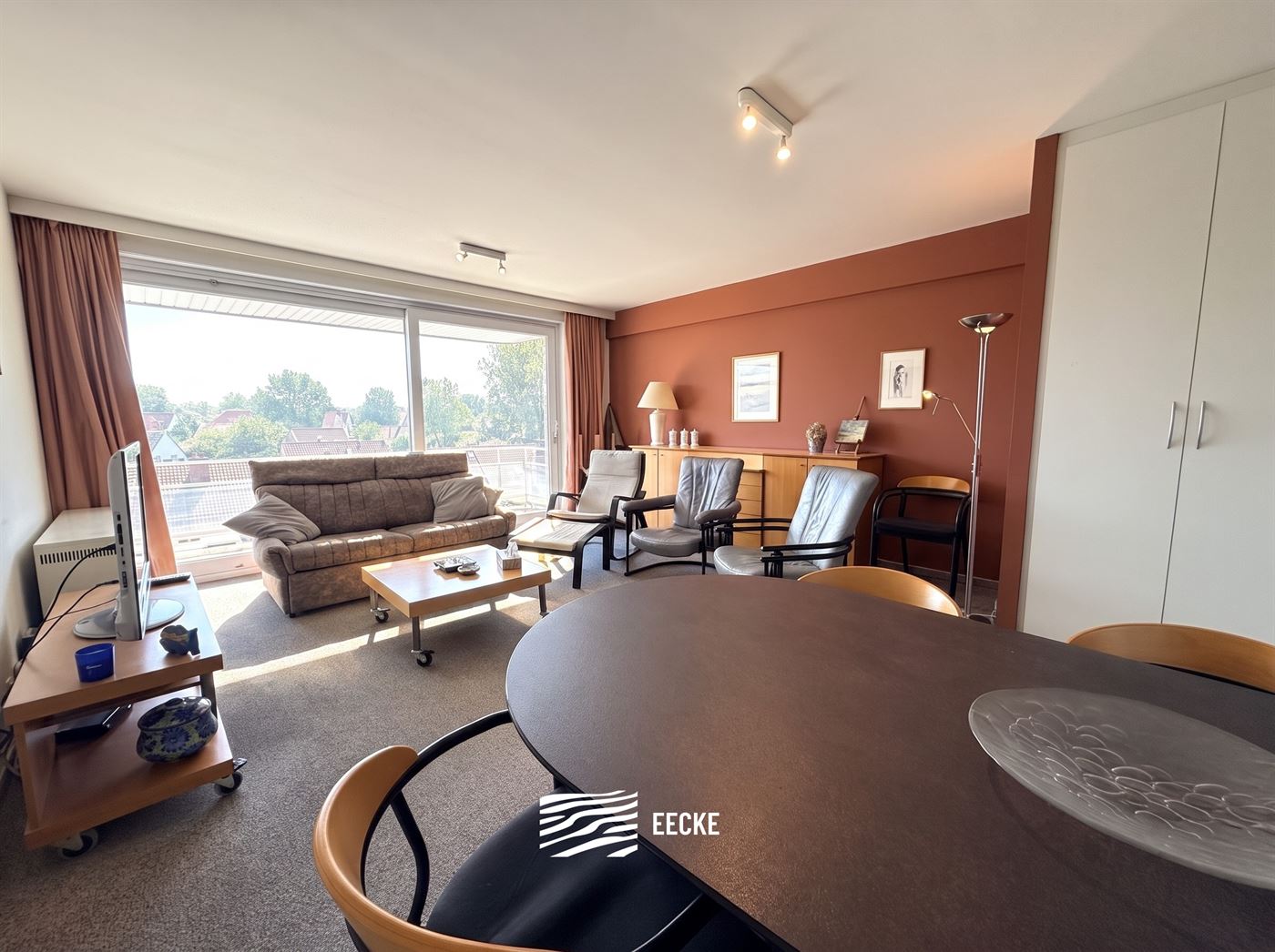 Panorama A 0204 - Op te frissen zonnig appartement met twee slaapkamers - Gelegen op de tweede verdieping, uitgevend op de Elisalaan - Inkomhal - Leef...