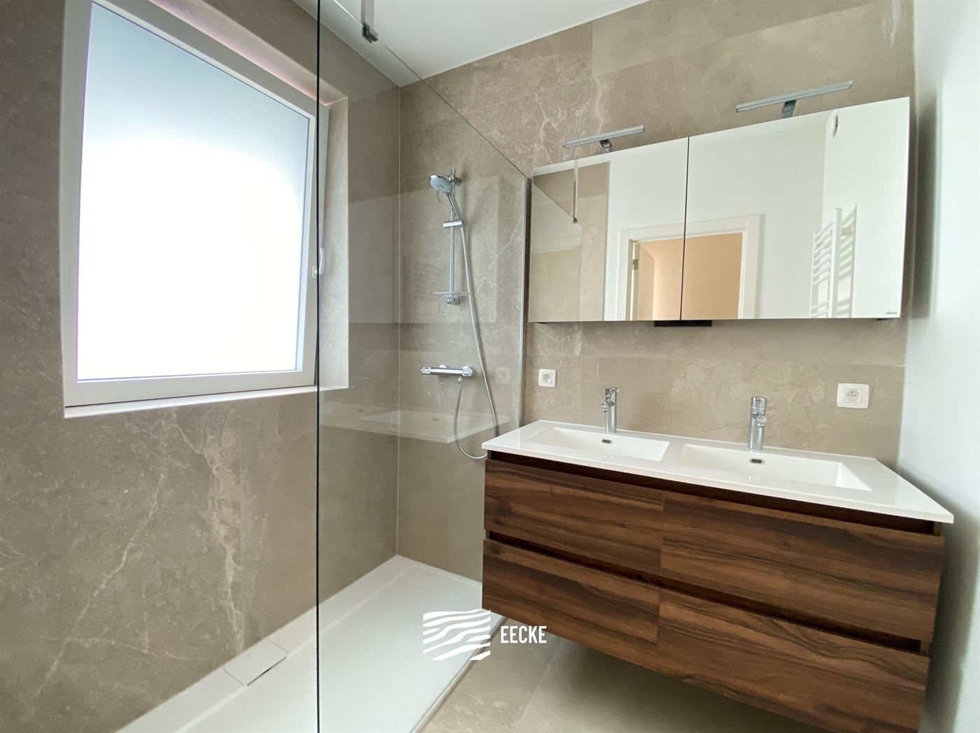TE HUUR OP JAARBASIS - Ongemeubeld appartement in nieuwe residentie - Grote terrassen rondom rond - Appartement is volledig geschilderd en instapklaar...