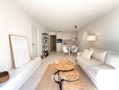 Res. Apollo X F10.04.04 - Gerenoveerd appartement met slaapkamer en met zijdelings zeezicht - Gelegen op de vierde verdieping - Inkomhal met gastentoi...