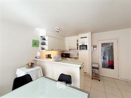 Hof van Vlaanderen 272/0202 - Zonnig appartement met twee slaapkamers - Gelegen op de tweede verdieping in de winkelstraat, vlak aan de Sint-Bernardus...