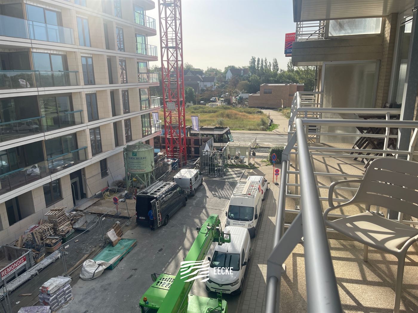 TE HUUR OP JAARBASIS - gemeubeld appartement met zijdelings zeezicht - ingerichte open keuken - ingerichte badkamer met ligbad - 1  slaapkamer - bergi...