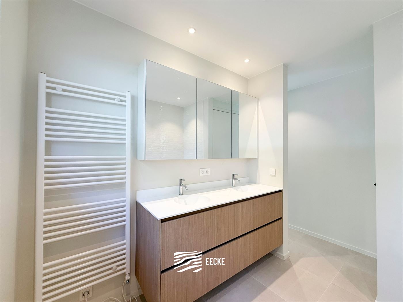 Villa Houtsaeger - Maison de plain-pied entièrement rénovée - À quelques pas des commerces de proximité à Koksijde-Village - Entrée avec toilet...