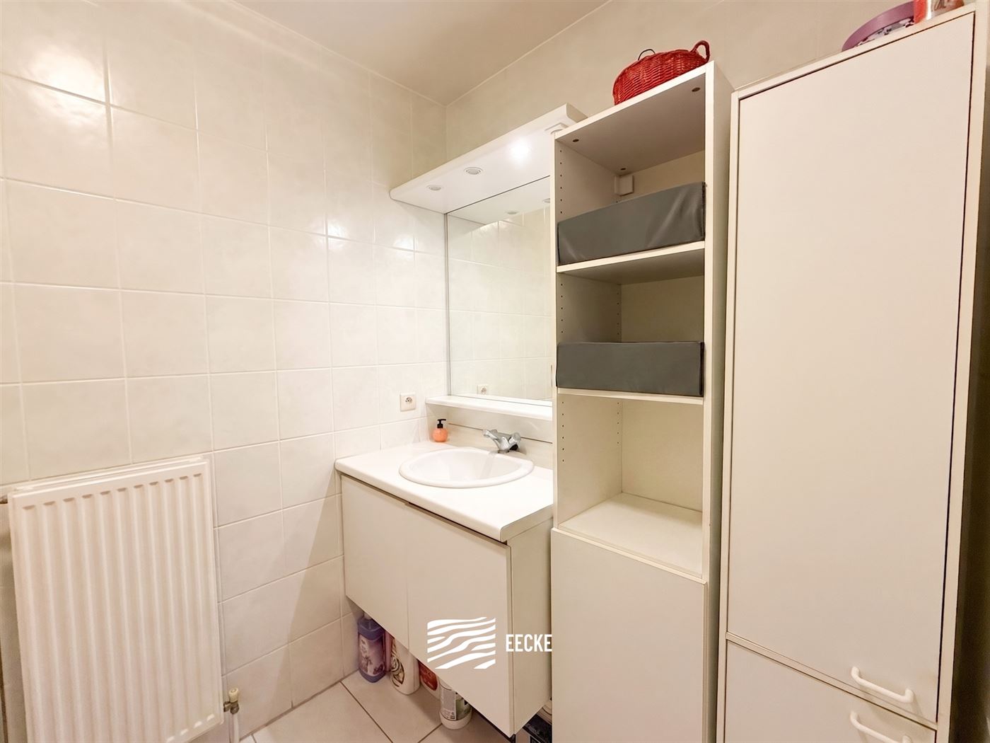 Hof van Vlaanderen 272/0202 - Zonnig appartement met twee slaapkamers - Gelegen op de tweede verdieping in de winkelstraat, vlak aan de Sint-Bernardus...