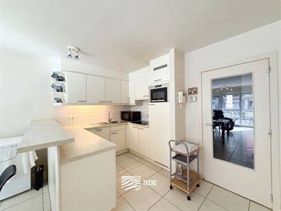 Hof van Vlaanderen 272/0202 - Zonnig appartement met twee slaapkamers - Gelegen op de tweede verdieping in de winkelstraat, vlak aan de Sint-Bernardus...