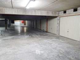 Res. Zonneschijn - Garage 32 - Place de garage fermée au niveau -1 - Accès par la Franslaan - Dimensions : 2,66 x 5,30 m - Hauteur d'entrée de 1,74...