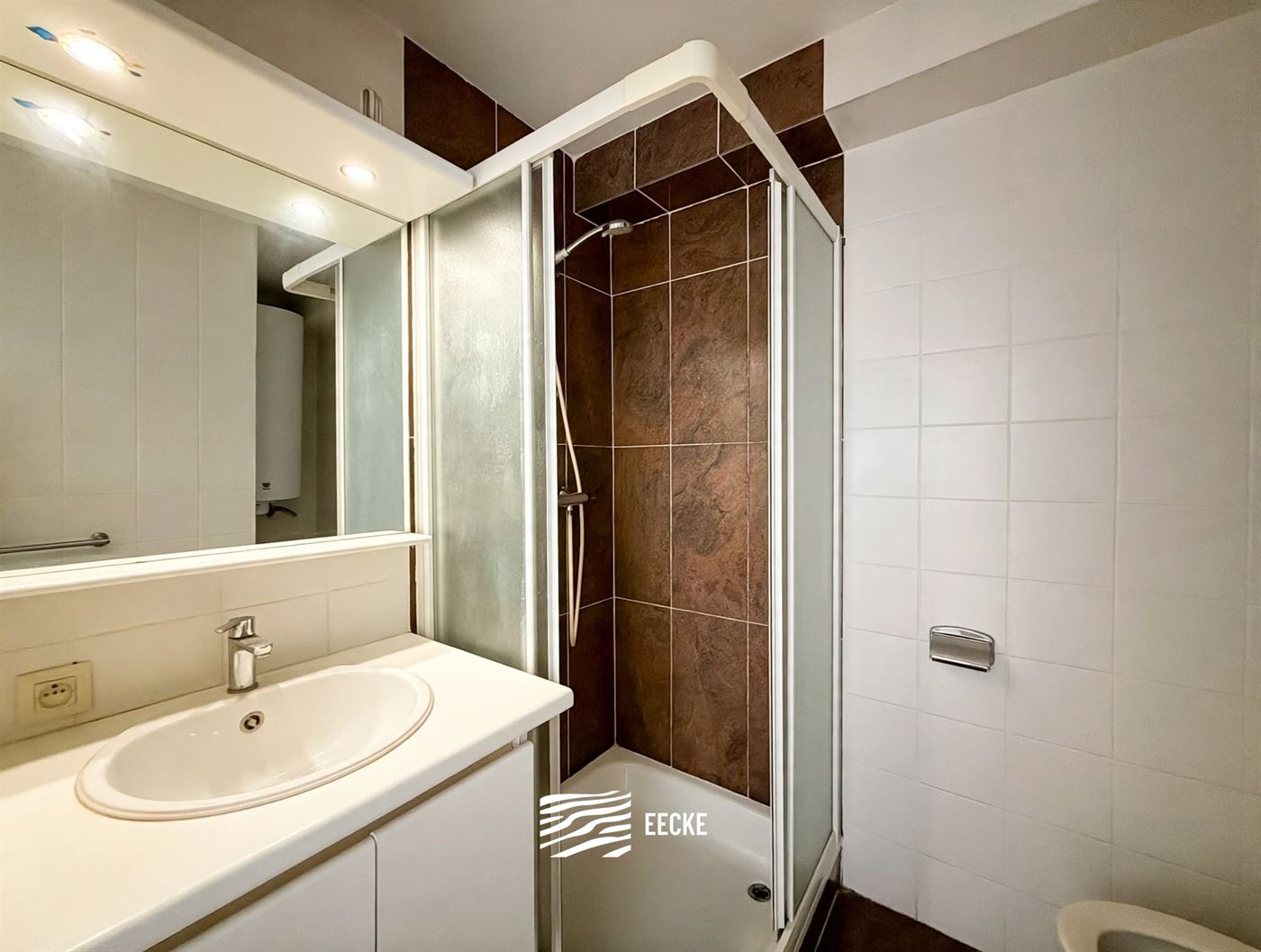 Res. Ensor 0204  - Zonnige studio  in een recente residentie - Gelegen op de derde verdieping in de Lefebvrestraat met zijdelings zeezicht -  Inkom - ...