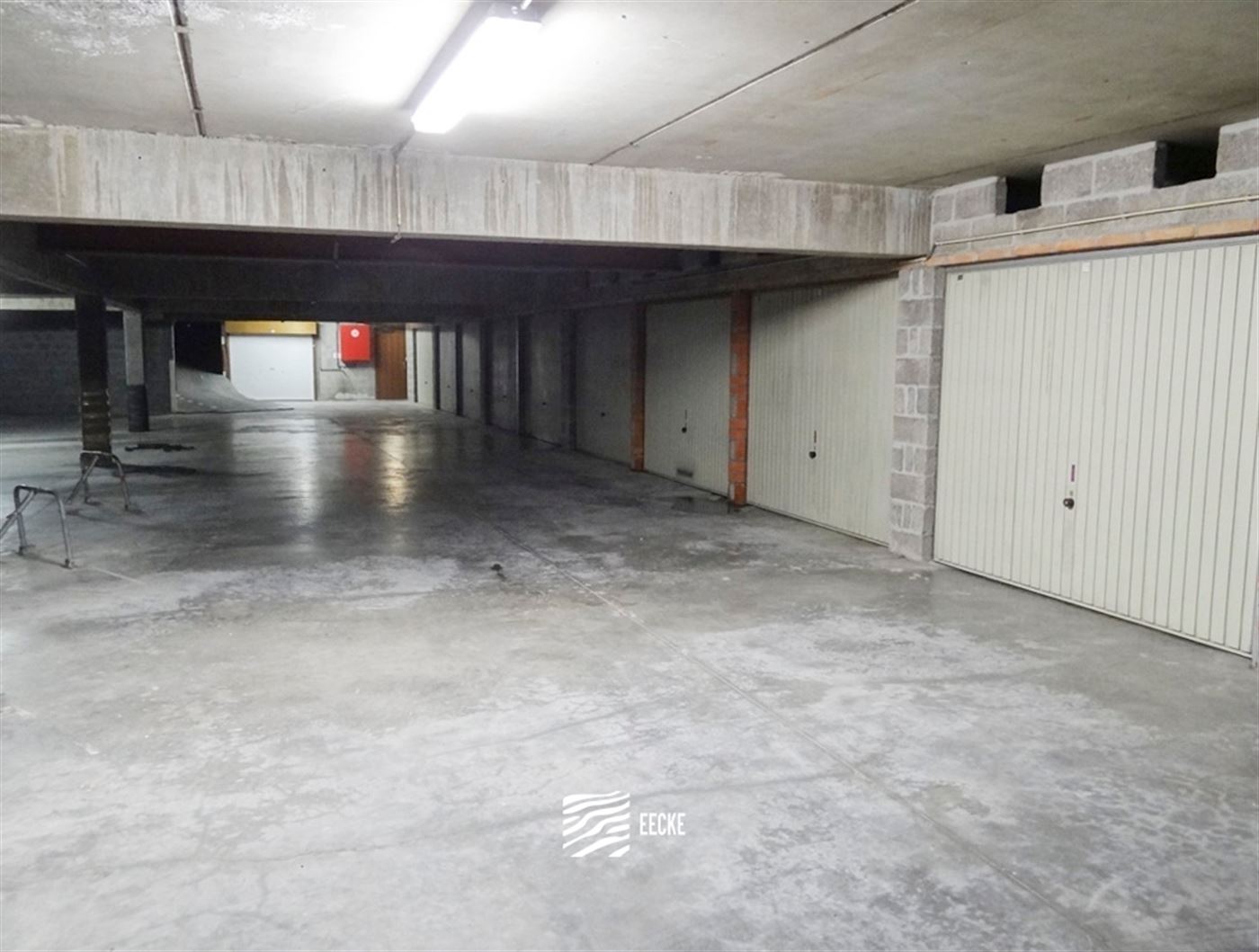 Res. Zonneschijn - Garage 32 - Place de garage fermée au niveau -1 - Accès par la Franslaan - Dimensions : 2,66 x 5,30 m - Hauteur d'entrée de 1,74...