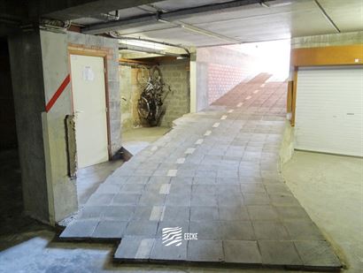 Res. Zonneschijn - Garage 32 - Afgesloten garagebox op niveau -1 - Toegang via de Franslaan - Afmetingen: 2,66 x 5,30 m - Beperkte inrijhoogte van 1,7...