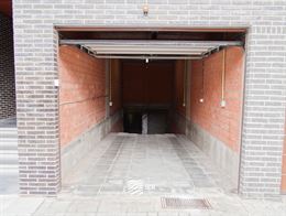 Res. Zonneschijn - Garage 32 - Place de garage fermée au niveau -1 - Accès par la Franslaan - Dimensions : 2,66 x 5,30 m - Hauteur d'entrée de 1,74...