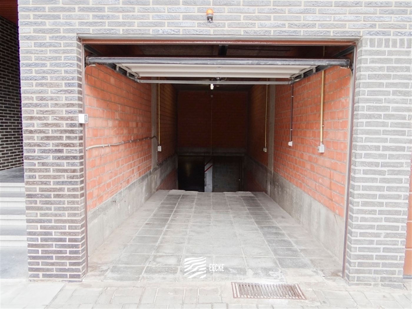 Res. Zonneschijn - Garage 32 - Place de garage fermée au niveau -1 - Accès par la Franslaan - Dimensions : 2,66 x 5,30 m - Hauteur d'entrée de 1,74...