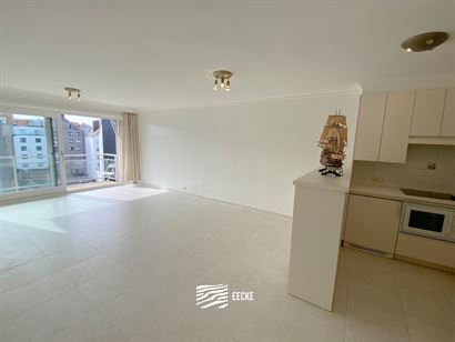 À LOUER À L'ANNÉE - Appartement non meublé idéalement situé - Terrasse ensoleillée avec vue sur la tortue d'or - Séjour avec cuisine ouverte -...
