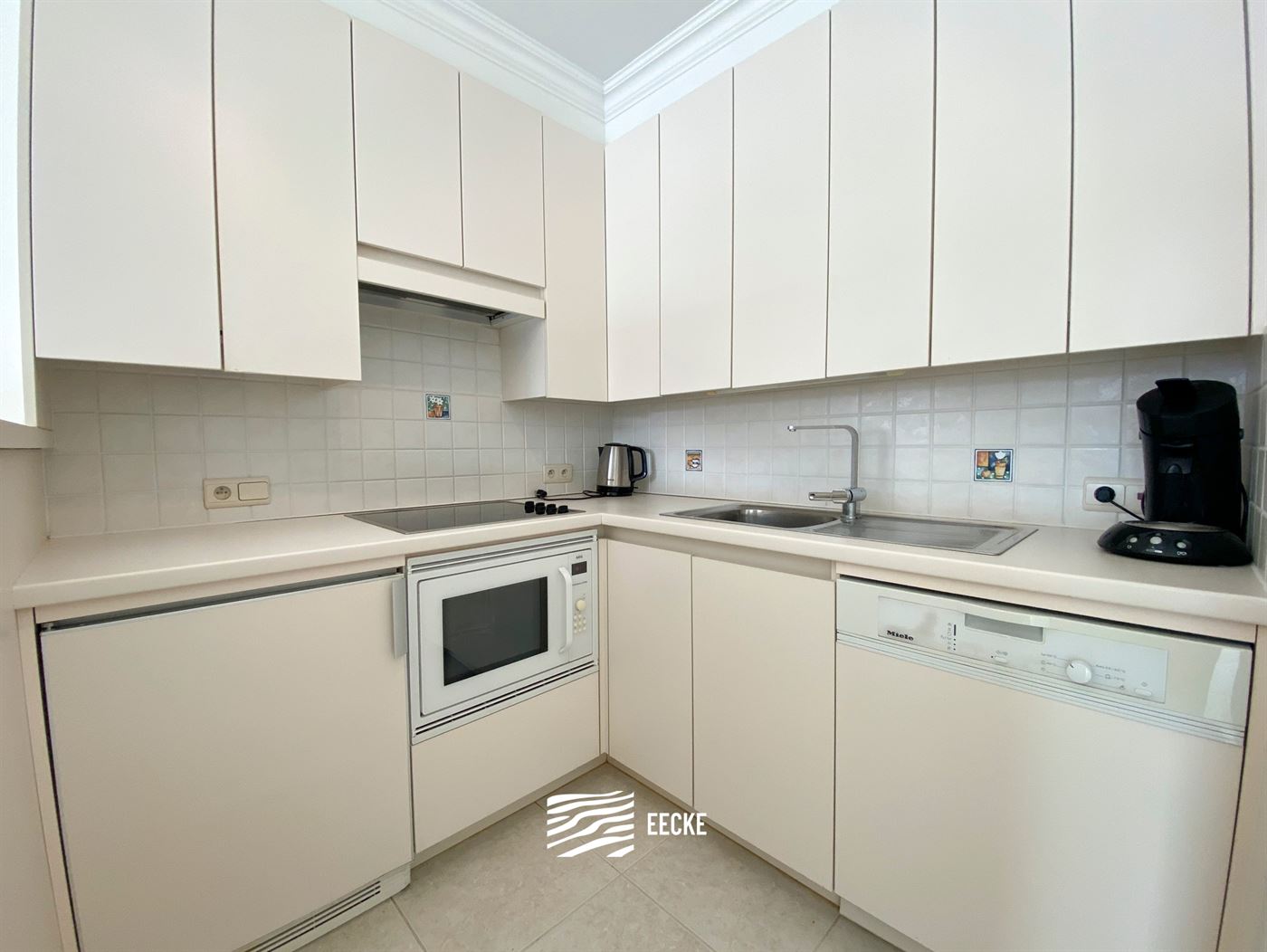 TE HUUR OP JAARBASIS - Mooi gelegen ongemeubeld appartement - Zonnig terras met zicht op de gouden schildpad - Living met open keuken - 2 slaapkamers ...