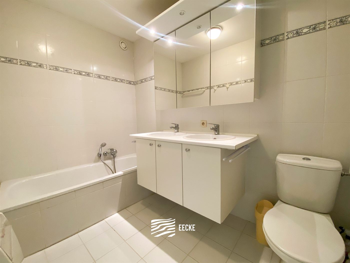 TE HUUR OP JAARBASIS - Mooi gelegen ongemeubeld appartement - Zonnig terras met zicht op de gouden schildpad - Living met open keuken - 2 slaapkamers ...