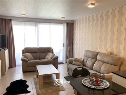 À LOUER À L'ANNÉE - Appartement chaleureux au cœur de Nieuwpoort Bad - Terrasse devant et terrasse ensoleillée à l'arrière - séjour avec cuisi...