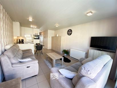 À LOUER À L'ANNÉE - Appartement chaleureux au cœur de Nieuwpoort Bad - Terrasse devant et terrasse ensoleillée à l'arrière - séjour avec cuisi...