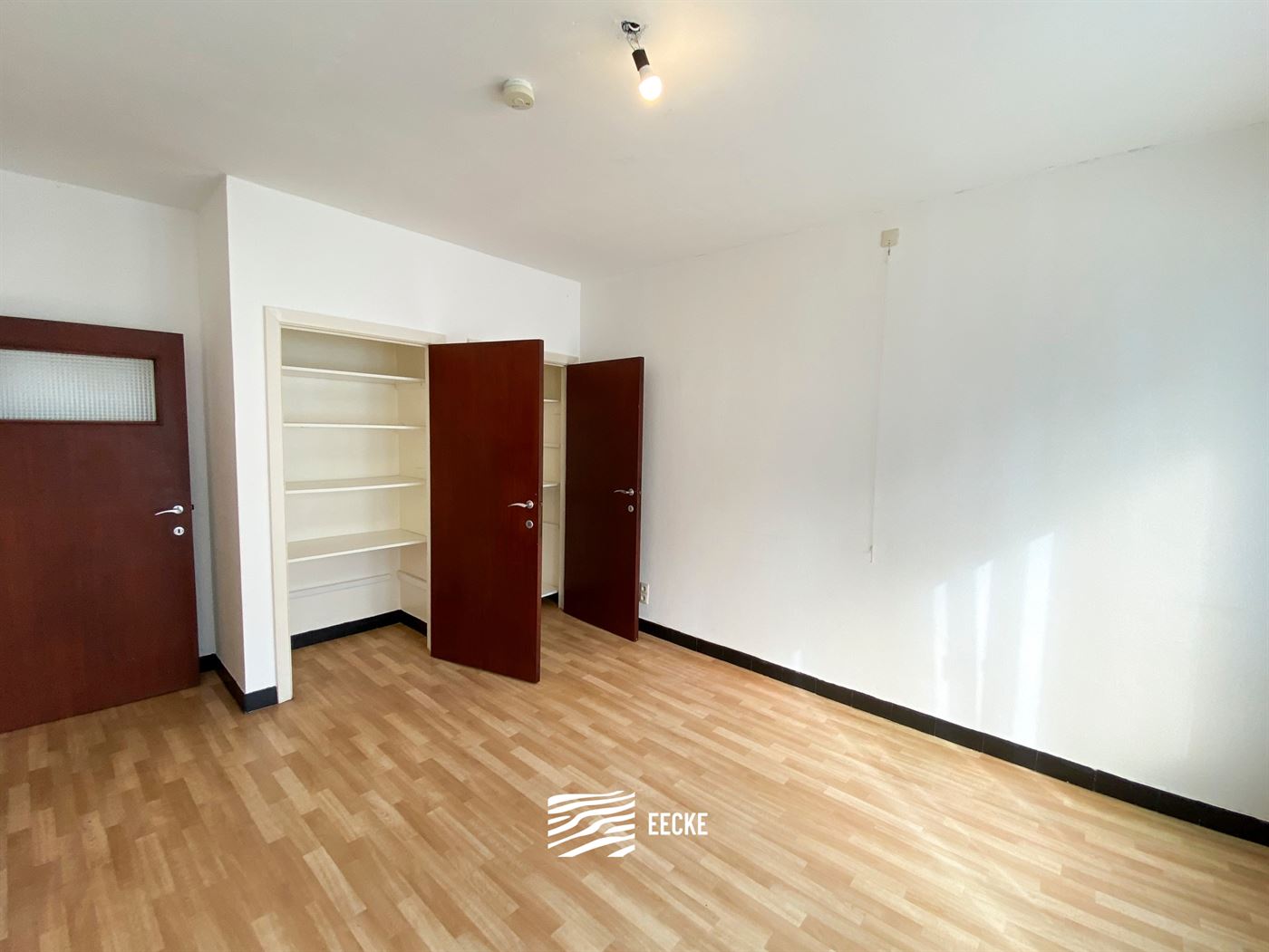 ONGEMEUBELD APPARTEMENT TE HUUR OP JAARBASIS - centraal gelegen in de winkelstraat - aparte keuken met frigo en gasfornuis, ruimte voorzien om vaatwas...