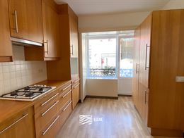 ONGEMEUBELD APPARTEMENT TE HUUR OP JAARBASIS - centraal gelegen in de winkelstraat - aparte keuken met frigo en gasfornuis, ruimte voorzien om vaatwas...