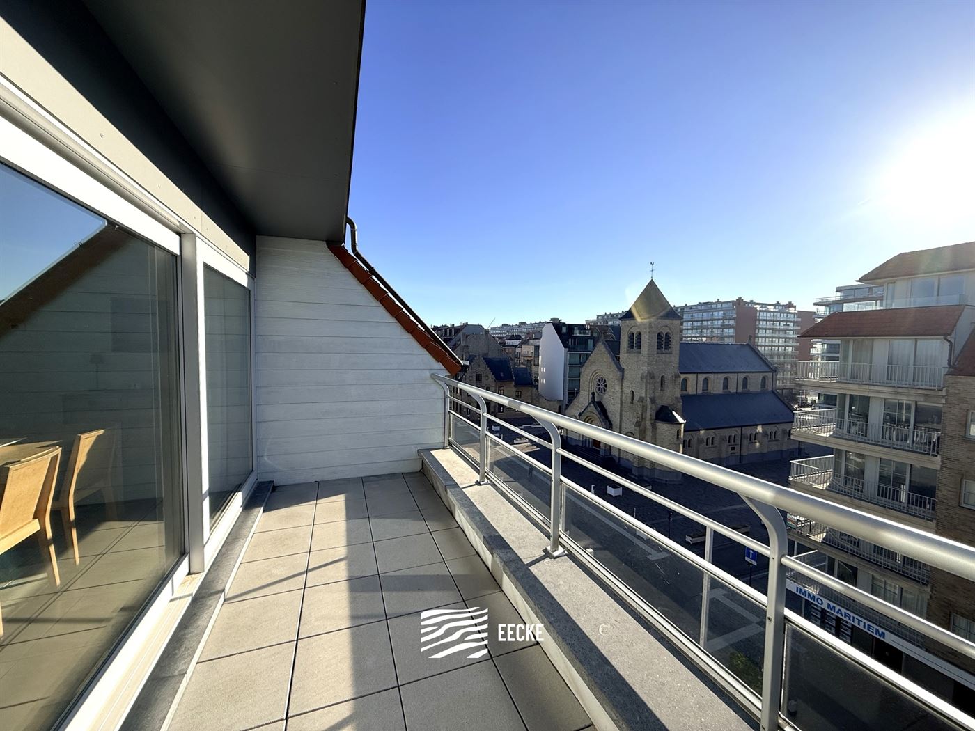 Res. Hof van Vlaanderen 272/0501 - Ruim en zonnig appartement met twee volwaardige slaapkamers - Gelegen op de vijfde verdieping in de winkelstraat, v...