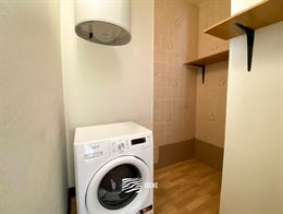 ONGEMEUBELD APPARTEMENT TE HUUR OP JAARBASIS - centraal gelegen in de winkelstraat - aparte keuken met frigo en gasfornuis, ruimte voorzien om vaatwas...