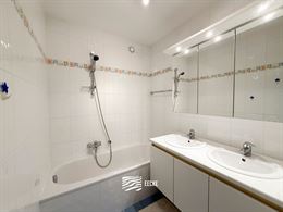 Res. Delvaux B 0204 - Zonnig hoekappartement met twee volwaardige slaapkamers - Gelegen in een kleine residentie - Inkom met gastentoilet en vestiaire...
