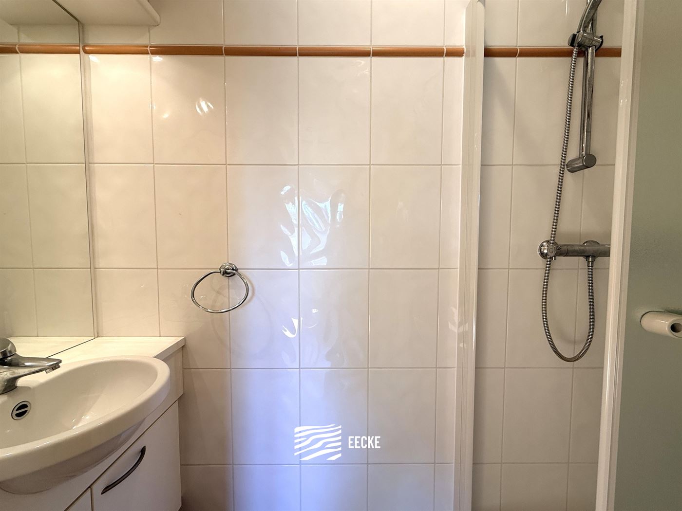 Res. Delvaux B 0104 - Zonnig hoekappartement op de eerste verdieping - Gelegen op wandelafstand van de Havengeul - Inkomhal met toilet en vestiaire - ...