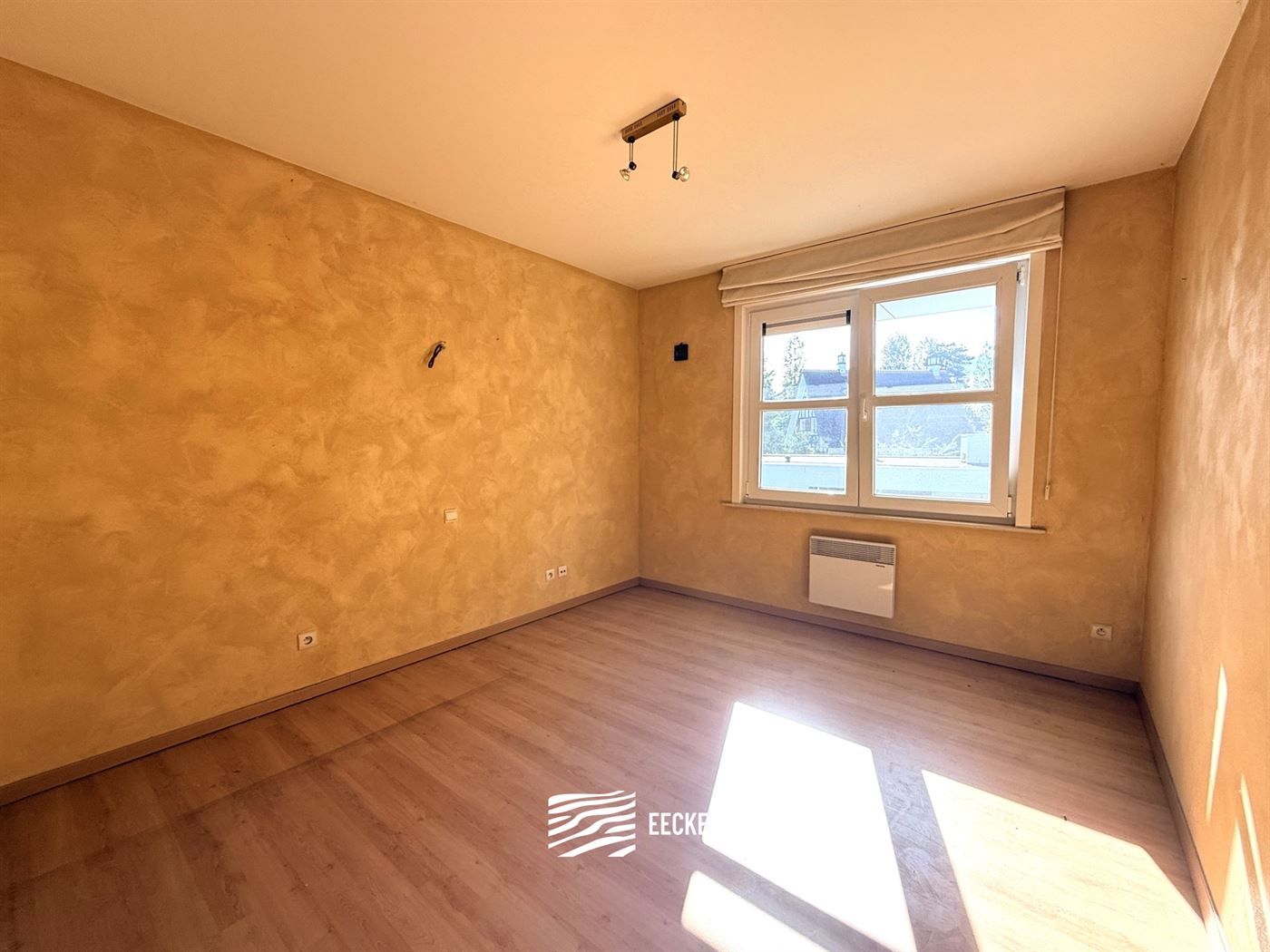 Res. Delvaux B 0104 - Zonnig hoekappartement op de eerste verdieping - Gelegen op wandelafstand van de Havengeul - Inkomhal met toilet en vestiaire - ...