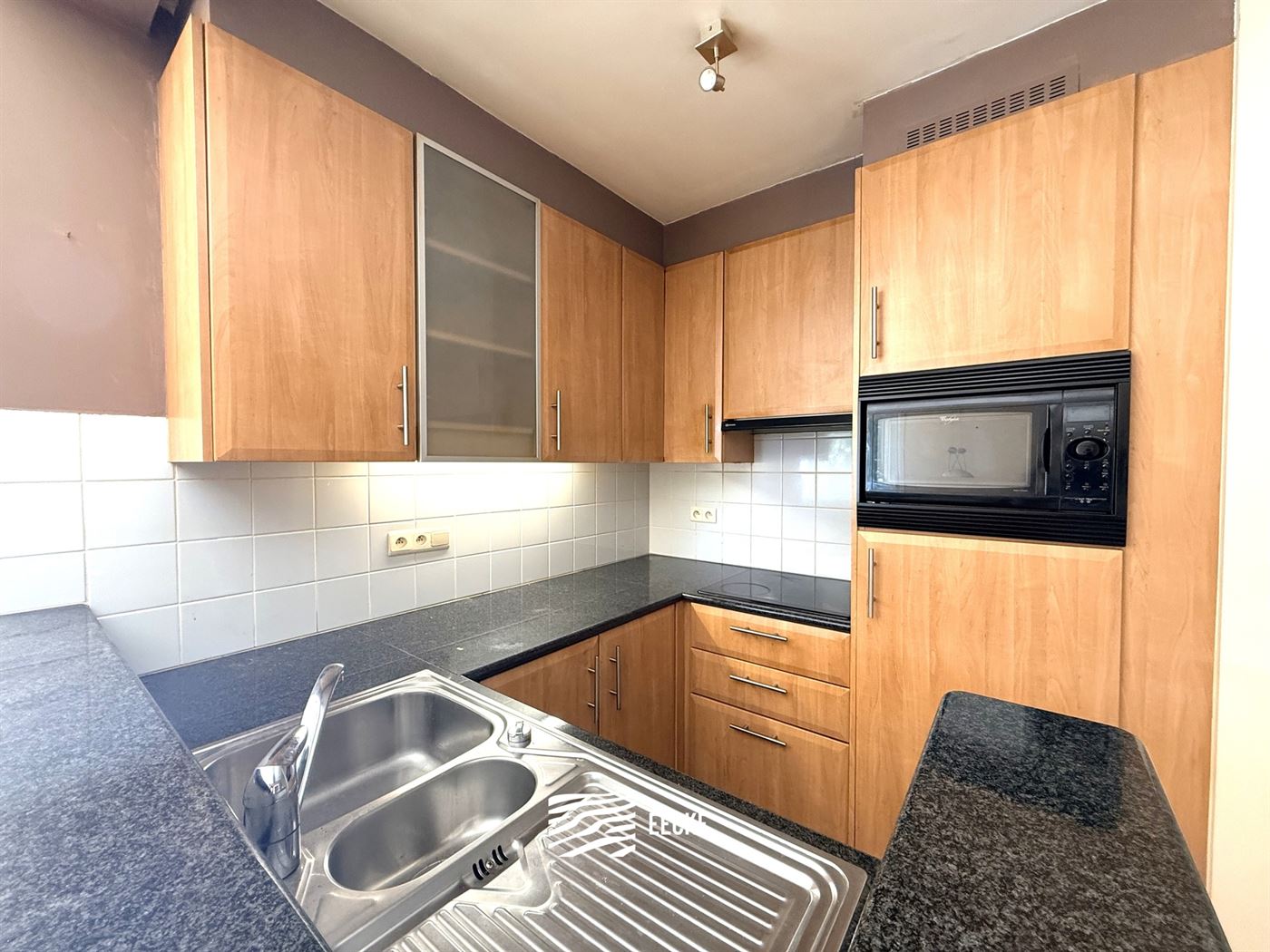 Res. Delvaux B 0104 - Zonnig hoekappartement op de eerste verdieping - Gelegen op wandelafstand van de Havengeul - Inkomhal met toilet en vestiaire - ...