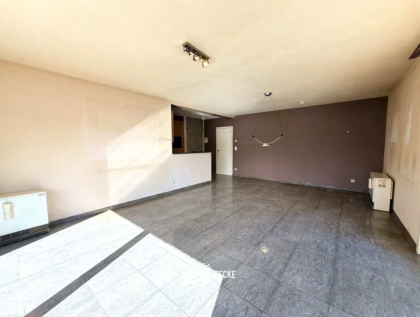 Res. Delvaux B 0104 - Zonnig hoekappartement op de eerste verdieping - Gelegen op wandelafstand van de Havengeul - Inkomhal met toilet en vestiaire - ...