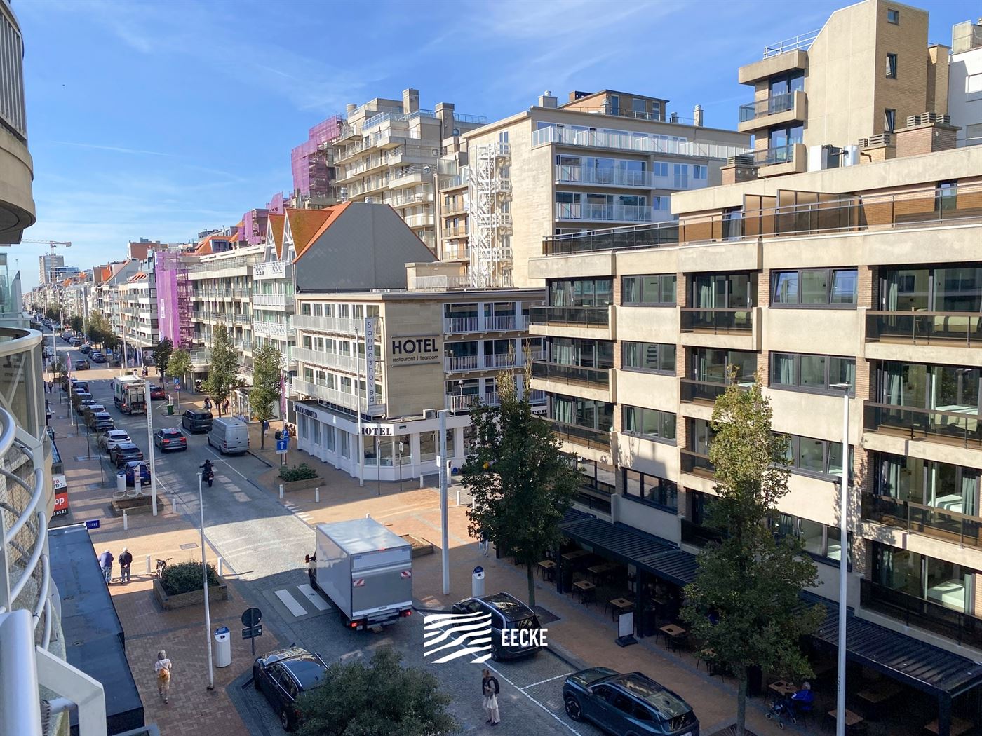 TE HUUR OP JAARBASIS - Gezellig appartement in het hartje van Nieuwpoort Bad - Terras vooraan en zonneterras achteraan - woonkamer met ingerichte keuk...