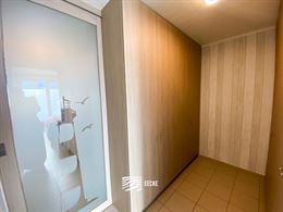 TE HUUR OP JAARBASIS - Gezellig appartement in het hartje van Nieuwpoort Bad - Terras vooraan en zonneterras achteraan - woonkamer met ingerichte keuk...