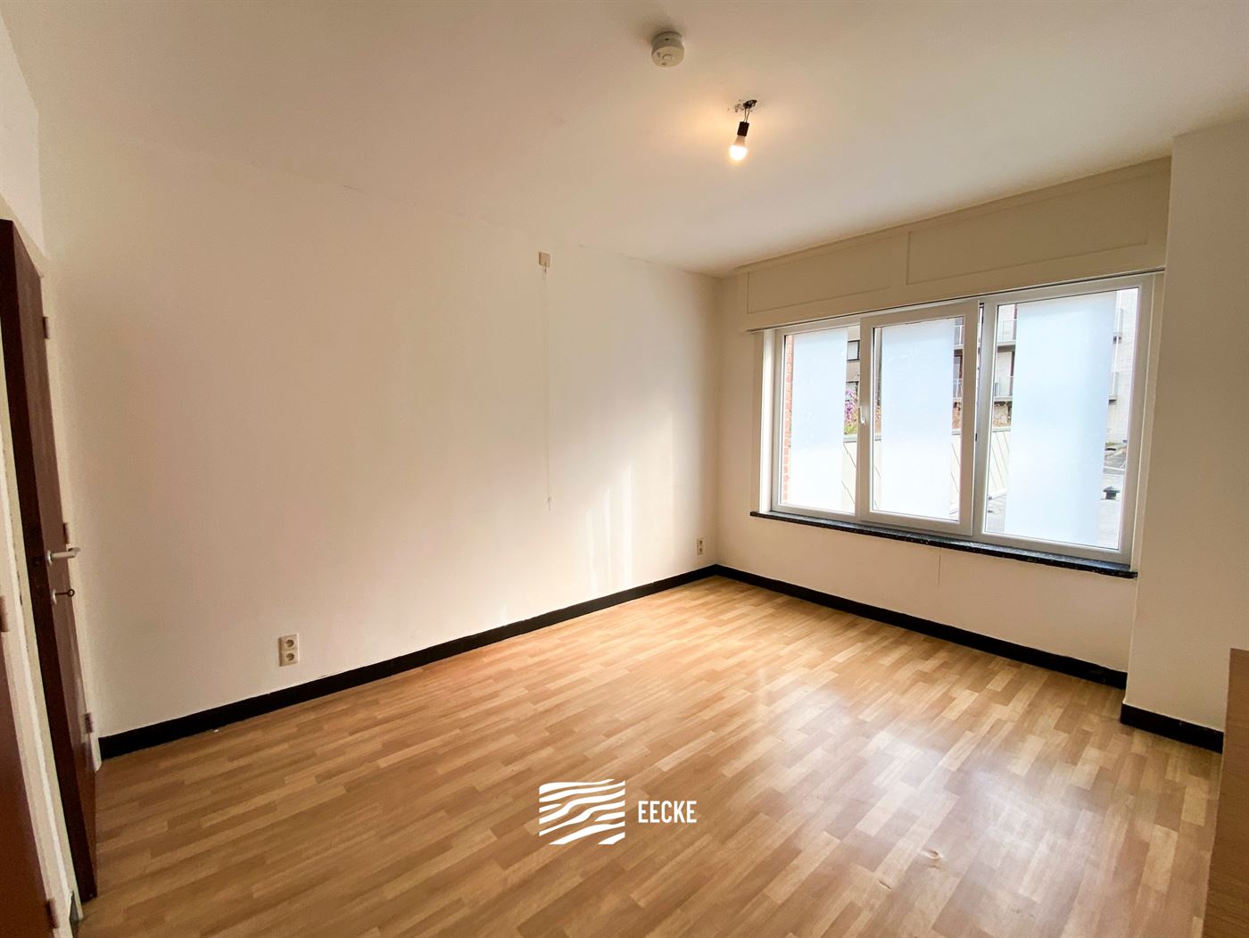ONGEMEUBELD APPARTEMENT TE HUUR OP JAARBASIS - centraal gelegen in de winkelstraat - aparte keuken met frigo en gasfornuis, ruimte voorzien om vaatwas...