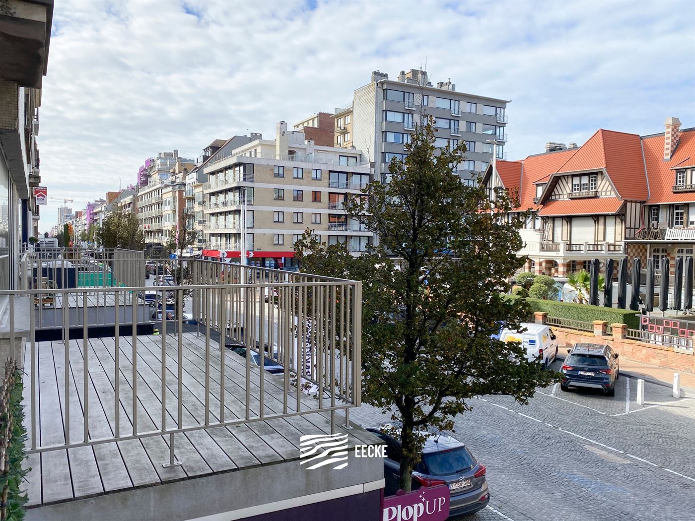ONGEMEUBELD APPARTEMENT TE HUUR OP JAARBASIS - centraal gelegen in de winkelstraat - aparte keuken met frigo en gasfornuis, ruimte voorzien om vaatwas...