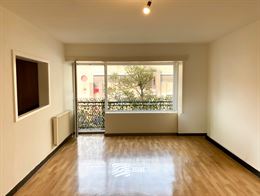 ONGEMEUBELD APPARTEMENT TE HUUR OP JAARBASIS - centraal gelegen in de winkelstraat - aparte keuken met frigo en gasfornuis, ruimte voorzien om vaatwas...