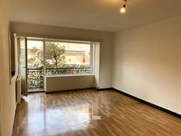 ONGEMEUBELD APPARTEMENT TE HUUR OP JAARBASIS - centraal gelegen in de winkelstraat - aparte keuken met frigo en gasfornuis, ruimte voorzien om vaatwas...
