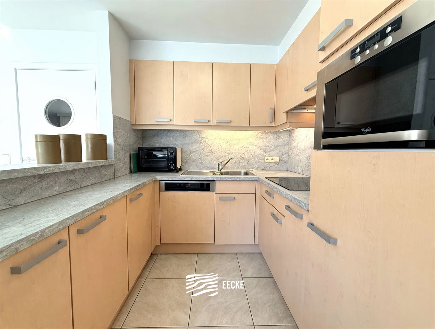 Res. Hof van Vlaanderen 272/0501 - Ruim en zonnig appartement met twee volwaardige slaapkamers - Gelegen op de vijfde verdieping in de winkelstraat, v...