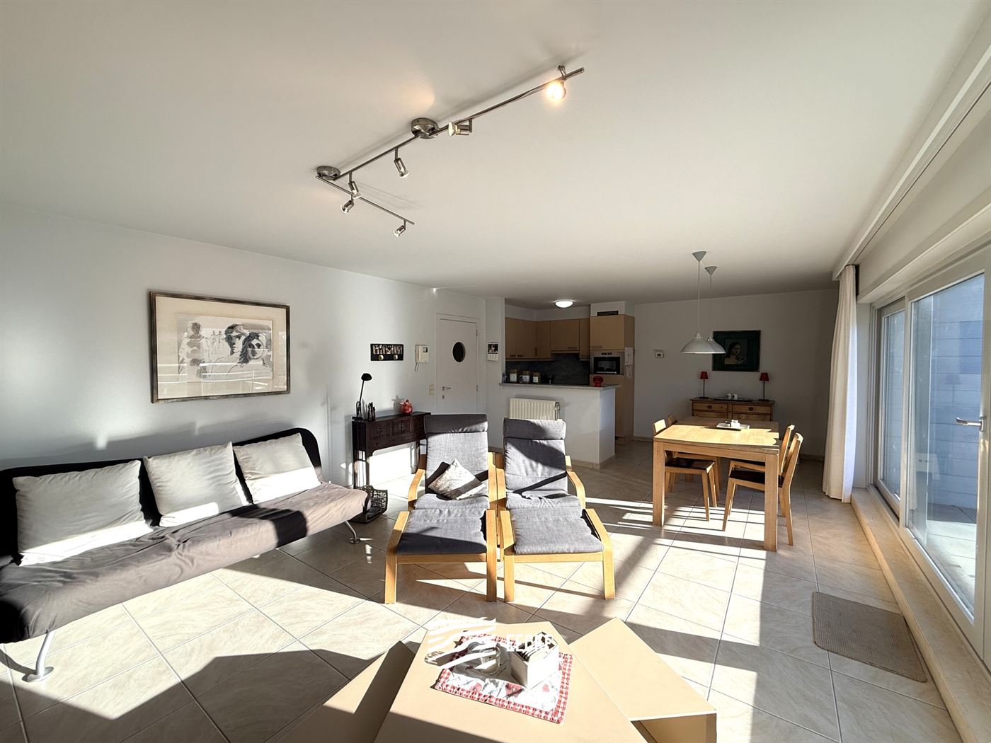 Res. Hof van Vlaanderen 272/0501 - Ruim en zonnig appartement met twee volwaardige slaapkamers - Gelegen op de vijfde verdieping in de winkelstraat, v...
