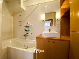 ONGEMEUBELD APPARTEMENT TE HUUR OP JAARBASIS - centraal gelegen in de winkelstraat - aparte keuken met frigo en gasfornuis, ruimte voorzien om vaatwas...