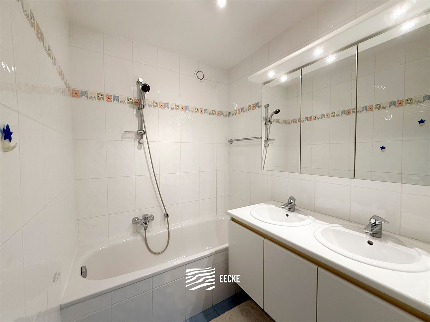 Res. Delvaux B 0204 - Zonnig hoekappartement met twee volwaardige slaapkamers - Gelegen in een kleine residentie - Inkom met gastentoilet en vestiaire...