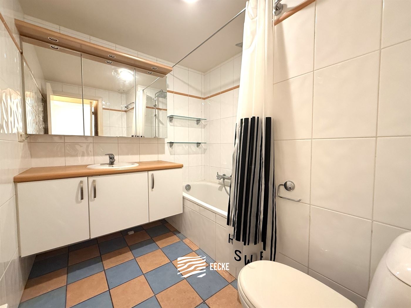 Res. Delvaux B 0104 - Zonnig hoekappartement op de eerste verdieping - Gelegen op wandelafstand van de Havengeul - Inkomhal met toilet en vestiaire - ...