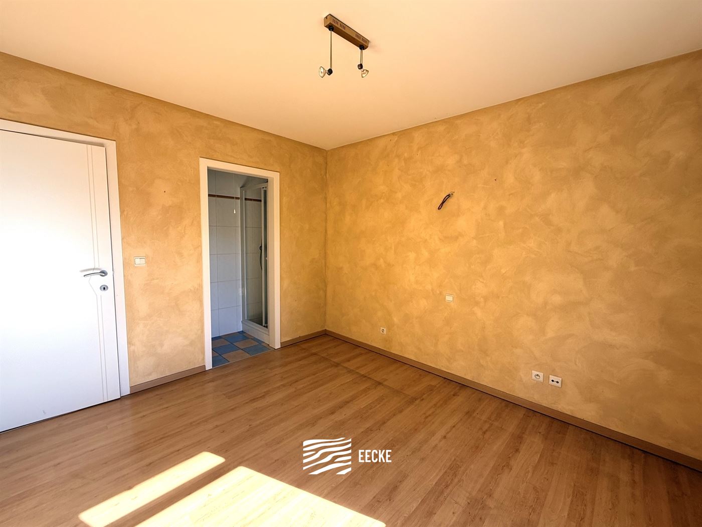 Res. Delvaux B 0104 - Zonnig hoekappartement op de eerste verdieping - Gelegen op wandelafstand van de Havengeul - Inkomhal met toilet en vestiaire - ...