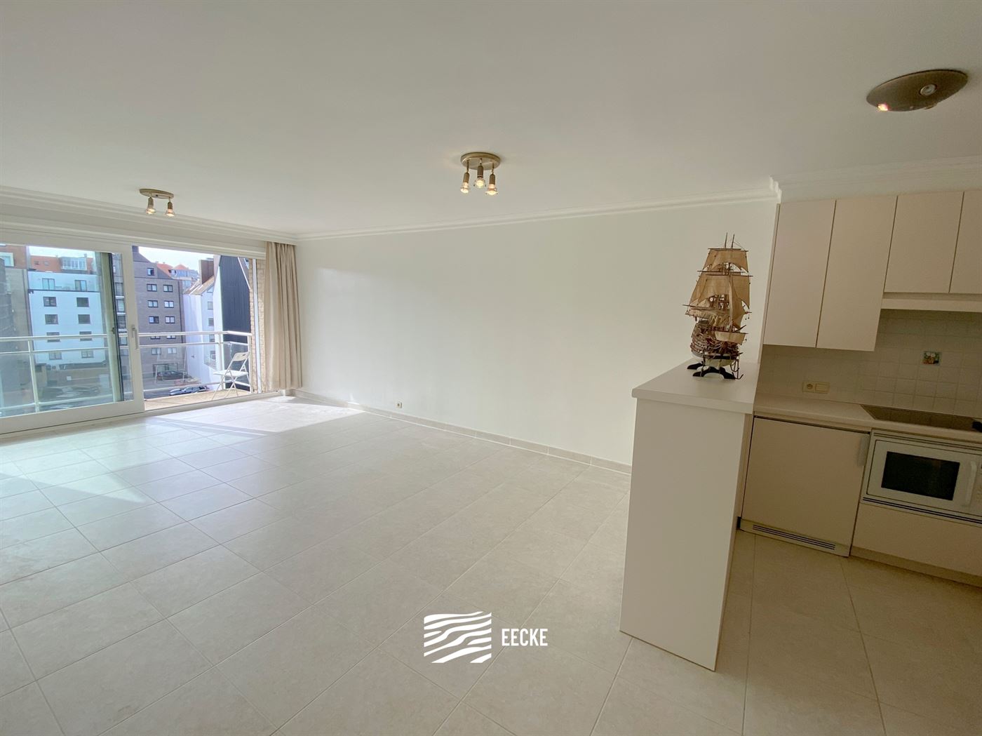 TE HUUR OP JAARBASIS - Mooi gelegen ongemeubeld appartement - Zonnig terras met zicht op de gouden schildpad - Living met open keuken - 2 slaapkamers ...
