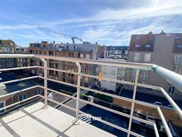 TE HUUR OP JAARBASIS - Gezellig appartement in het hartje van Nieuwpoort Bad - Terras vooraan en zonneterras achteraan - woonkamer met ingerichte keuk...