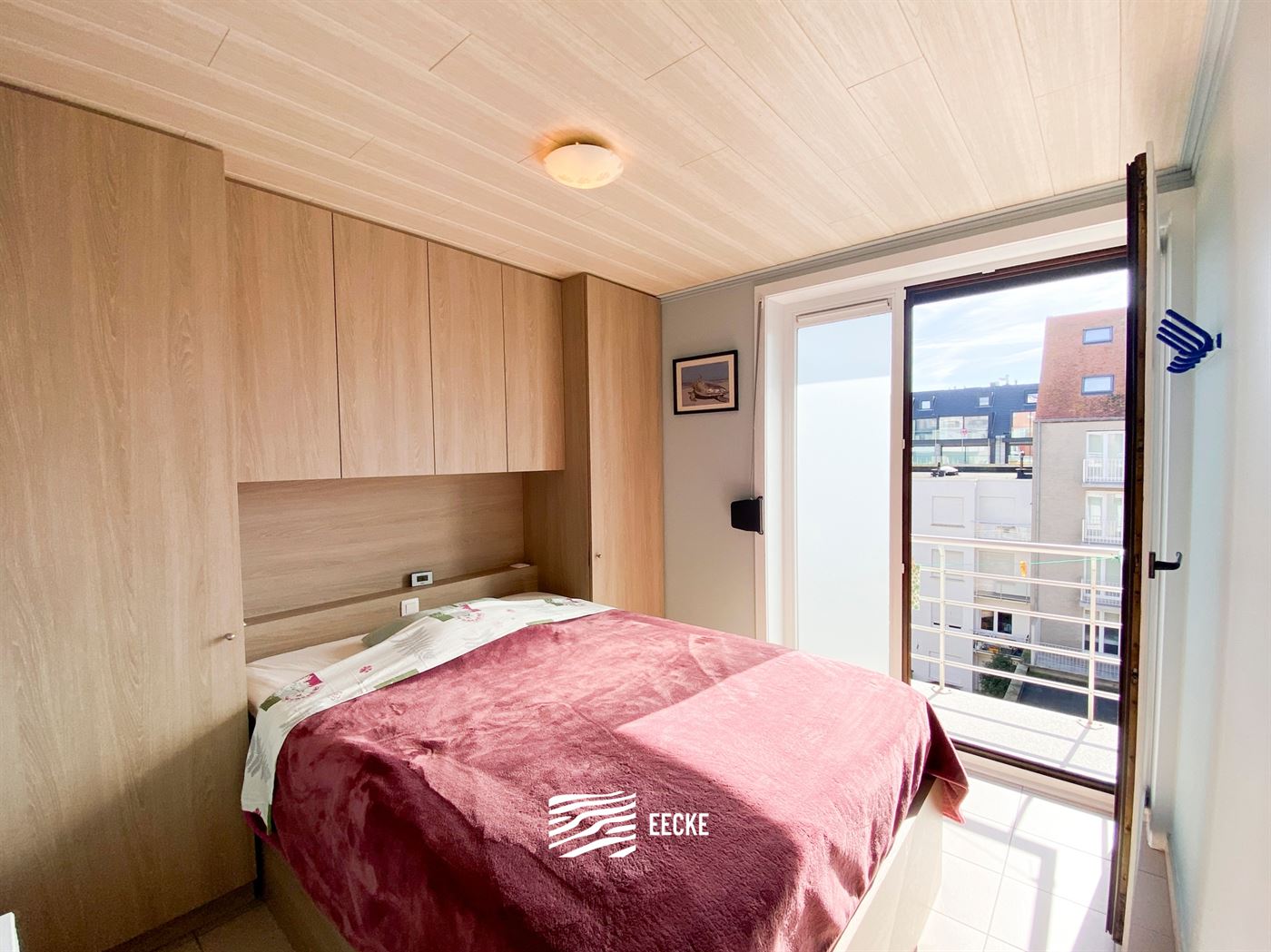 TE HUUR OP JAARBASIS - Gezellig appartement in het hartje van Nieuwpoort Bad - Terras vooraan en zonneterras achteraan - woonkamer met ingerichte keuk...