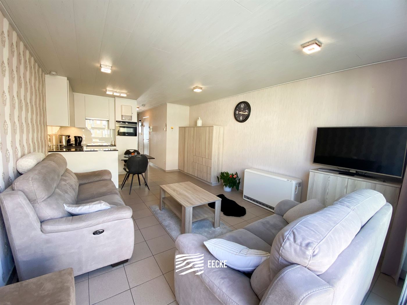 TE HUUR OP JAARBASIS - Gezellig appartement in het hartje van Nieuwpoort Bad - Terras vooraan en zonneterras achteraan - woonkamer met ingerichte keuk...