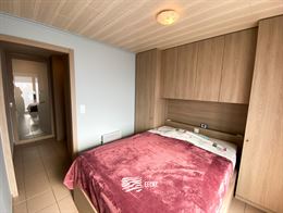 TE HUUR OP JAARBASIS - Gezellig appartement in het hartje van Nieuwpoort Bad - Terras vooraan en zonneterras achteraan - woonkamer met ingerichte keuk...