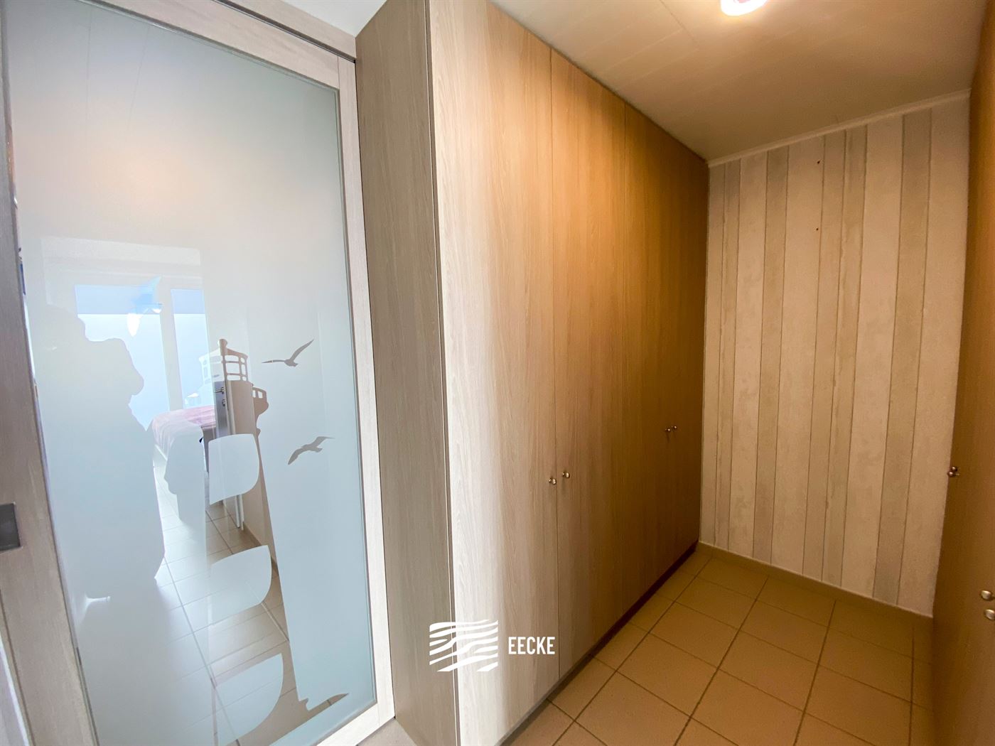TE HUUR OP JAARBASIS - Gezellig appartement in het hartje van Nieuwpoort Bad - Terras vooraan en zonneterras achteraan - woonkamer met ingerichte keuk...