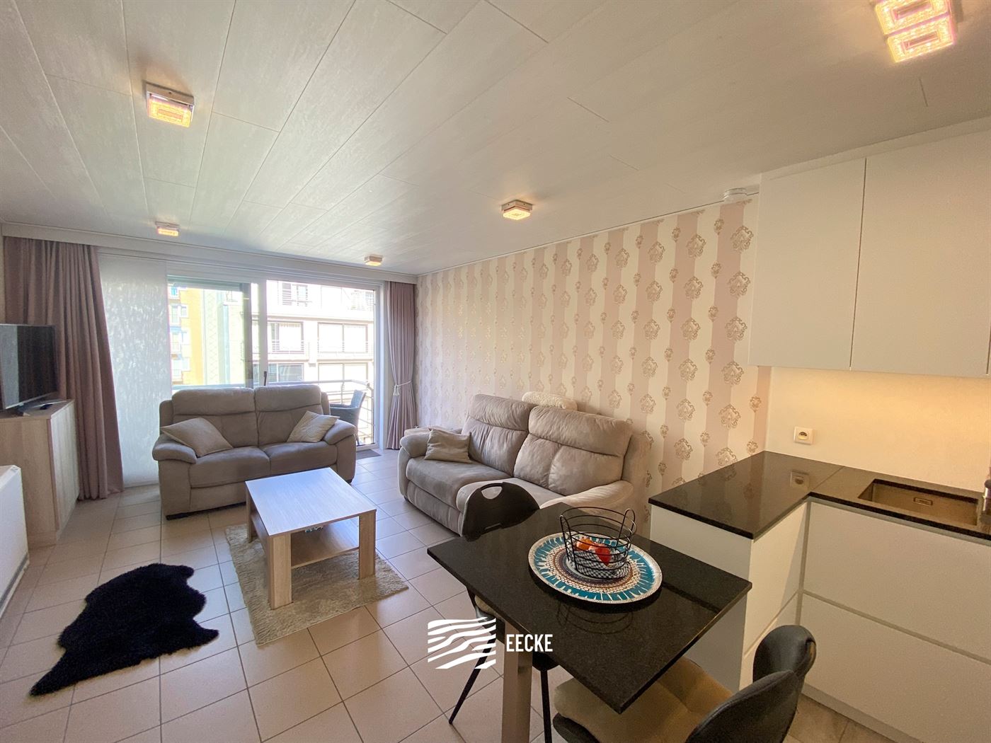 TE HUUR OP JAARBASIS - Gezellig appartement in het hartje van Nieuwpoort Bad - Terras vooraan en zonneterras achteraan - woonkamer met ingerichte keuk...