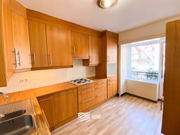 ONGEMEUBELD APPARTEMENT TE HUUR OP JAARBASIS - centraal gelegen in de winkelstraat - aparte keuken met frigo en gasfornuis, ruimte voorzien om vaatwas...