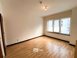 ONGEMEUBELD APPARTEMENT TE HUUR OP JAARBASIS - centraal gelegen in de winkelstraat - aparte keuken met frigo en gasfornuis, ruimte voorzien om vaatwas...