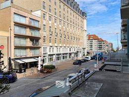 ONGEMEUBELD APPARTEMENT TE HUUR OP JAARBASIS - centraal gelegen in de winkelstraat - aparte keuken met frigo en gasfornuis, ruimte voorzien om vaatwas...